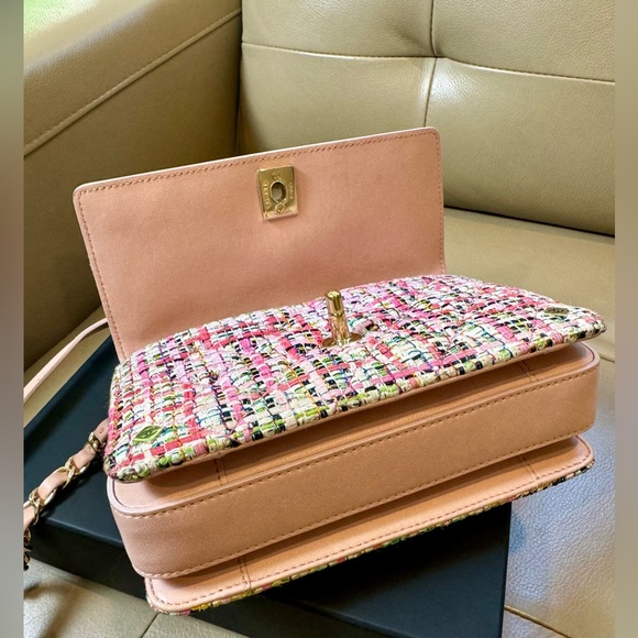 sold x Chanel Tweed & Pink Lambskin Classic Flap Bag - Picture 7 of 16
